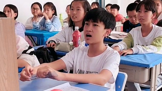 [图]小学生唱《缘分一道桥》，铿锵有力的嗓音引发全班大合唱，太好听