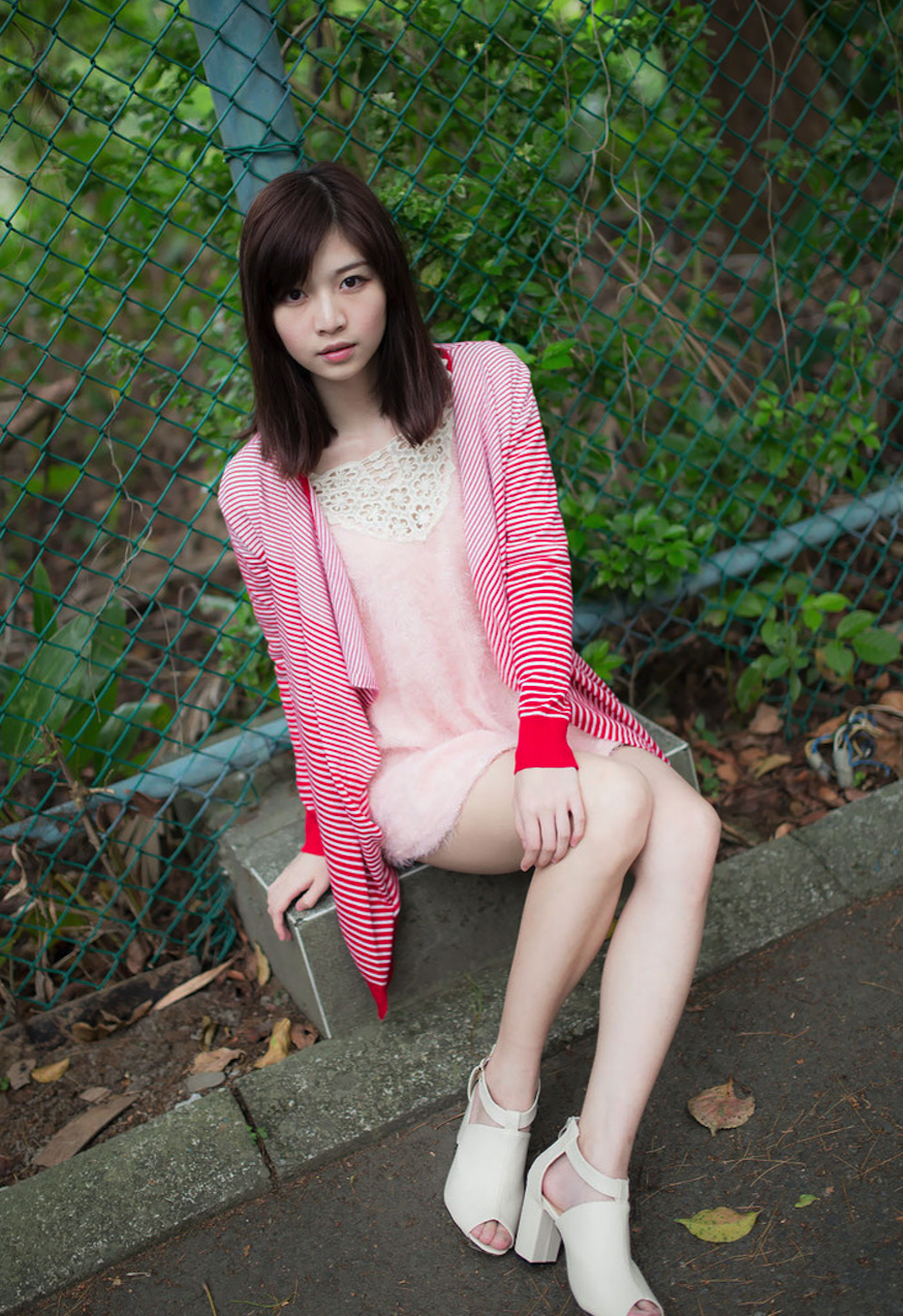 一个身材出众穿着条纹披肩在绿景中留影的养眼美女