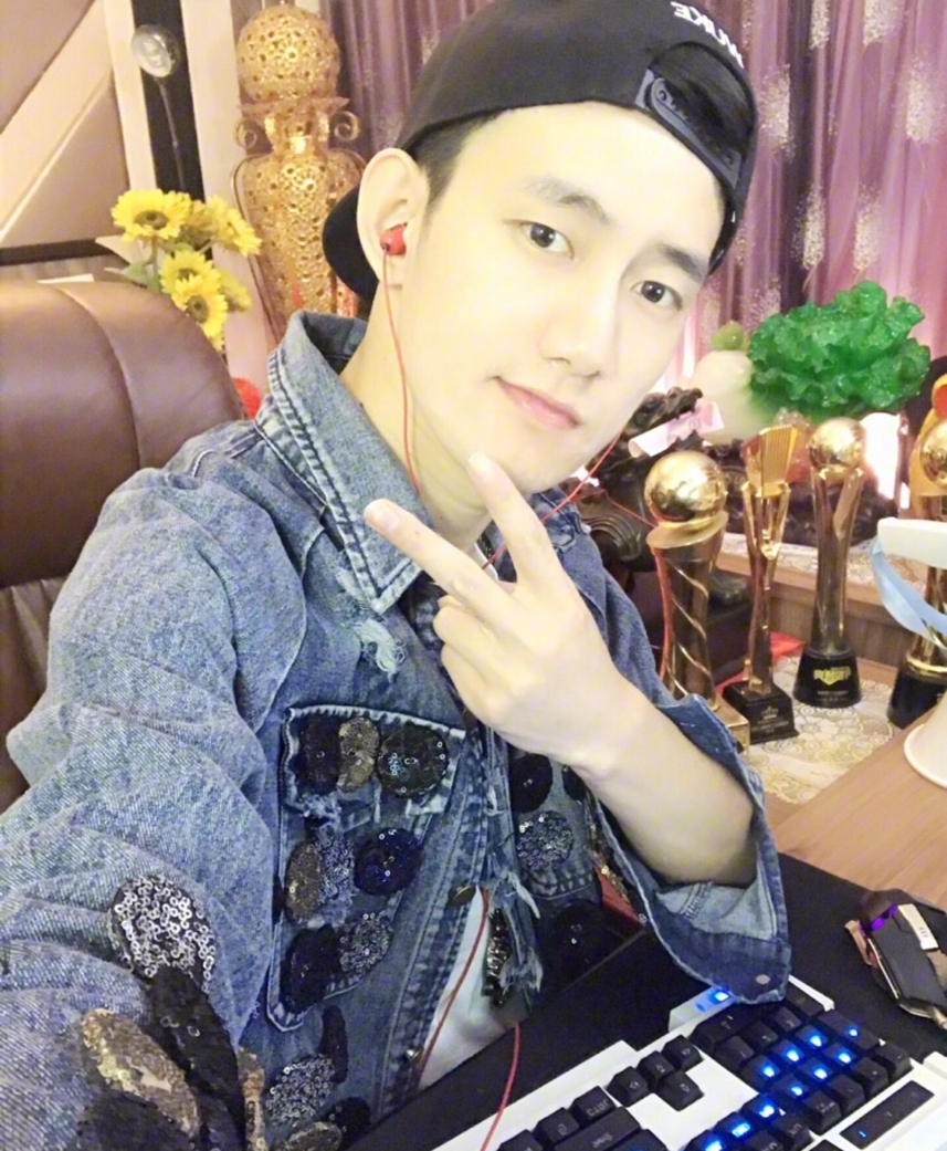 网红也要"讨好"神豪,yy一哥阿哲停播面见神豪,劳斯莱斯接驾!