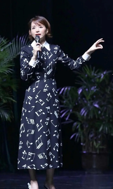 董卿低调现身机场,穿卡其色上衣配牛仔裤素人搭配,气质太出众