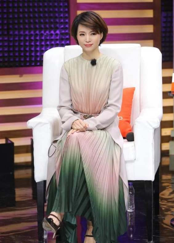 董卿波波头发型显年轻!一身"睡衣"套装主持,高级又优雅的女人