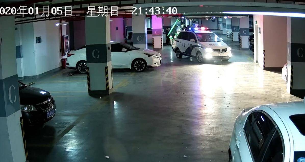 晚上回家发现车位被占 男子停车场"暴走" 监控记录下全过程