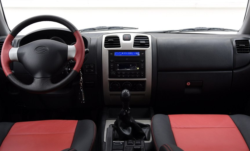 陆风x9外观说不上很时尚但很有个性,也算比较耐看,特别是车头和很有型