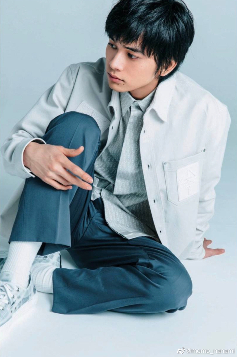 新浪娱乐讯 北村匠海持粉色玫瑰拍《cancam》2020年4月号写真,青涩神