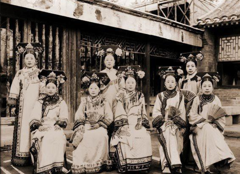 清朝老照片里面的宫女;个个貌美如花,气质脱俗,美丽非凡.