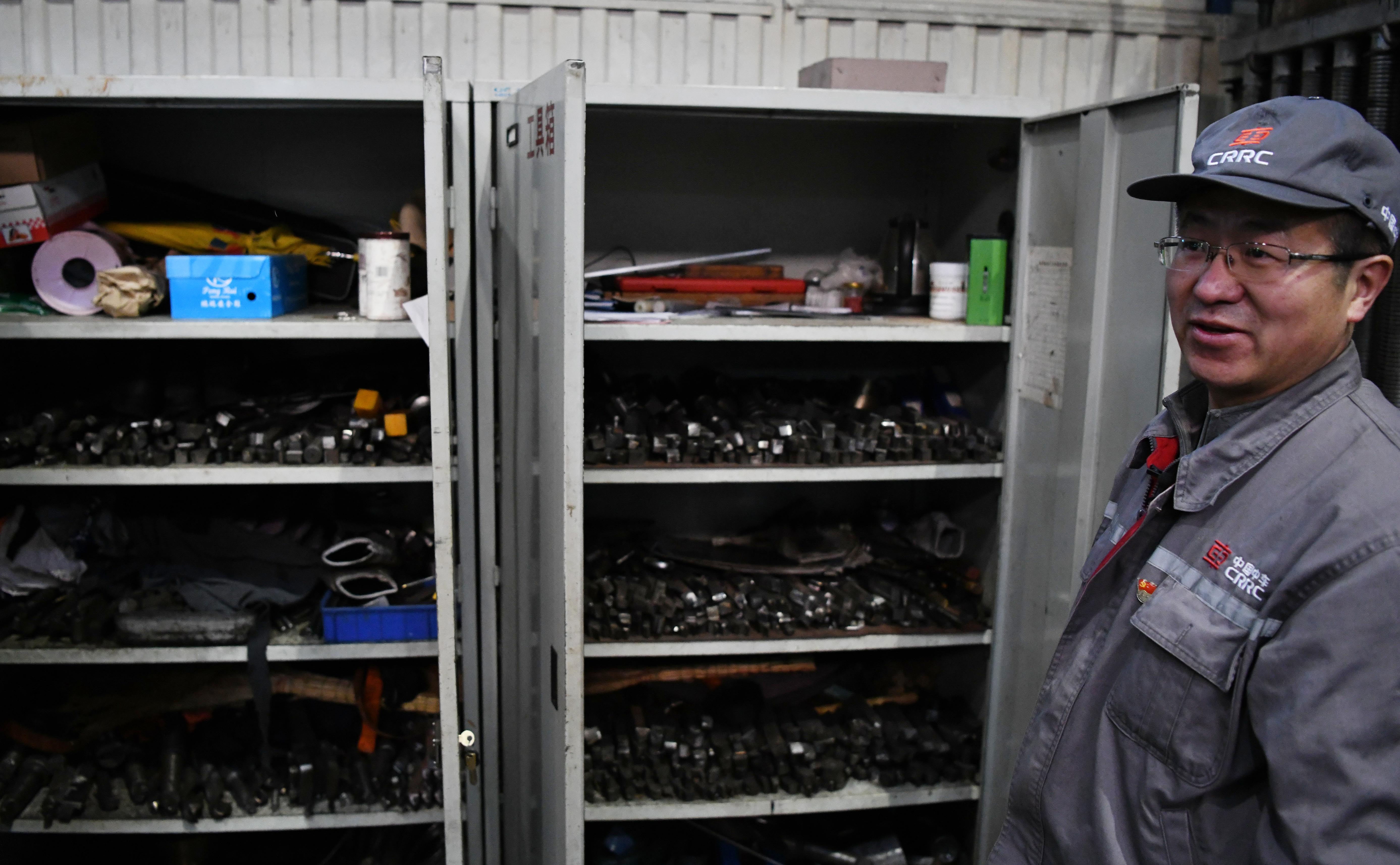 朱文韬在展示他工具柜中由他制作的各种刀具(11月29日摄).