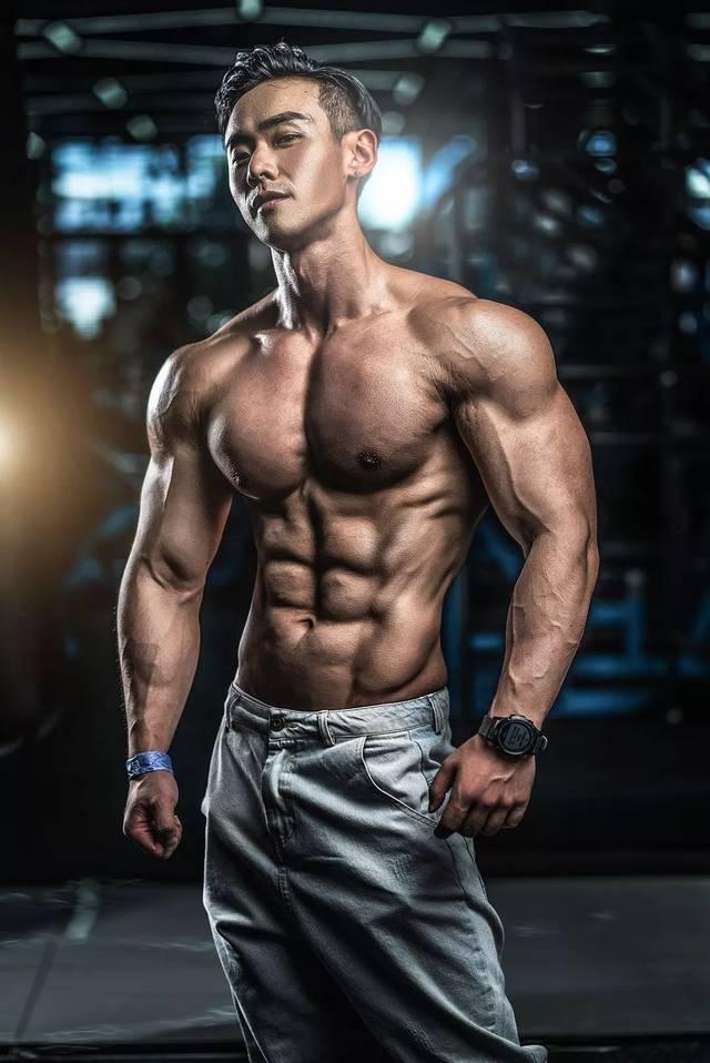 宽大厚的肩膀,让人喷血的肌肉男,都是这样练的!