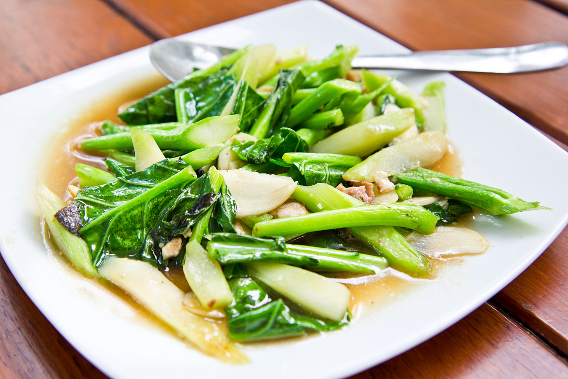 生炒芥菜:芥菜洗净,沥干,修去绿叶留菜梗,斜刀切小块;姜,蒜切粒,肥肉