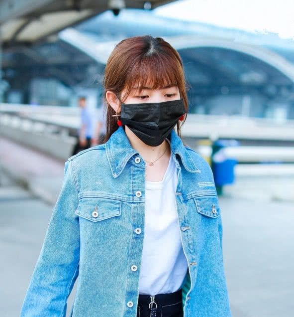 赖美云的这一条黑色的裙子是一条连衣裙,本身也是很有设计感的,上半身