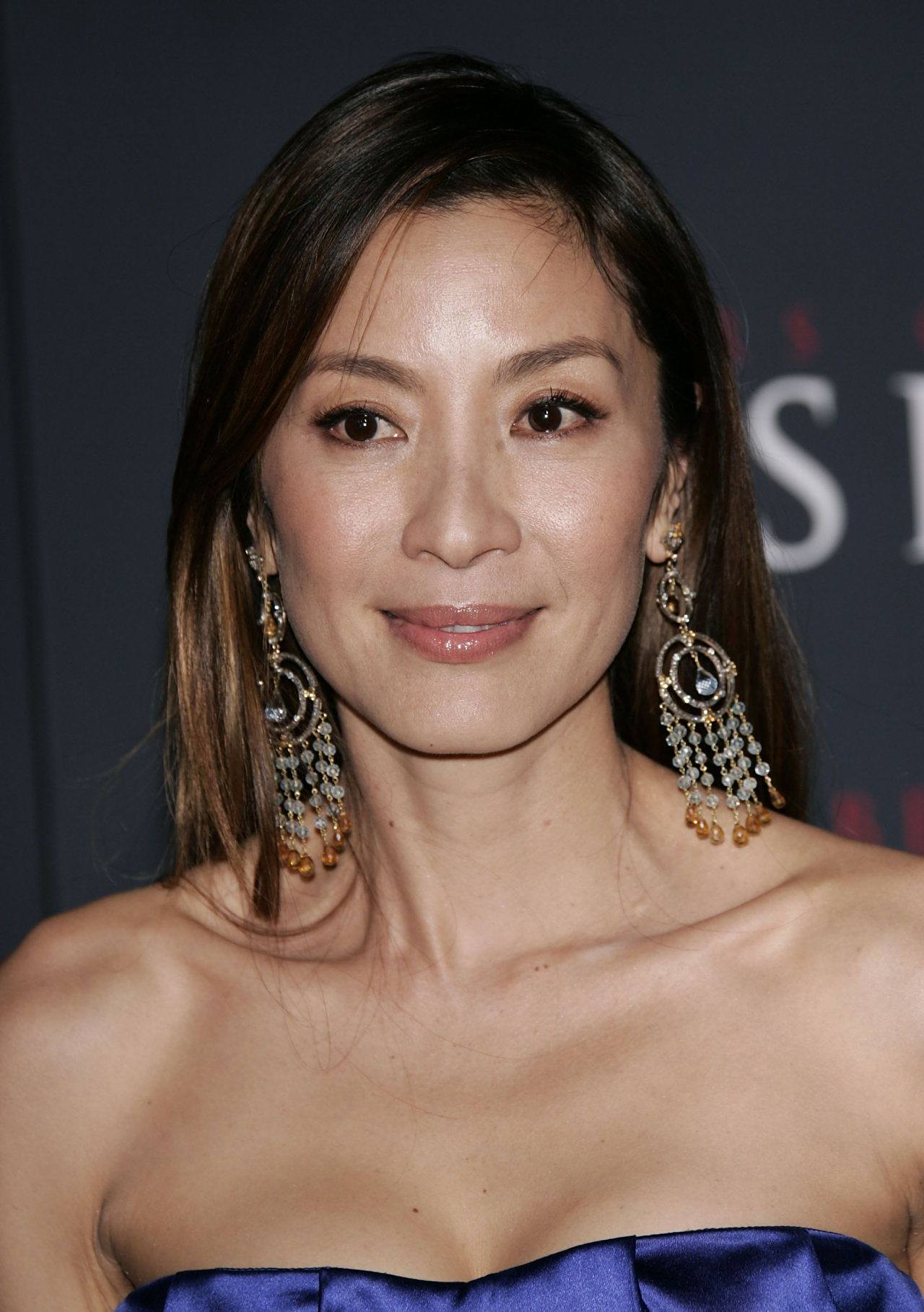 刚出道时的杨紫琼发型不算好看,但是胜在清秀.