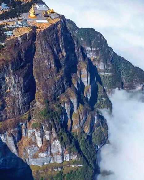 上个跳崖者"头七"刚过,峨眉山又现跳崖,网友:舍身崖的问题!