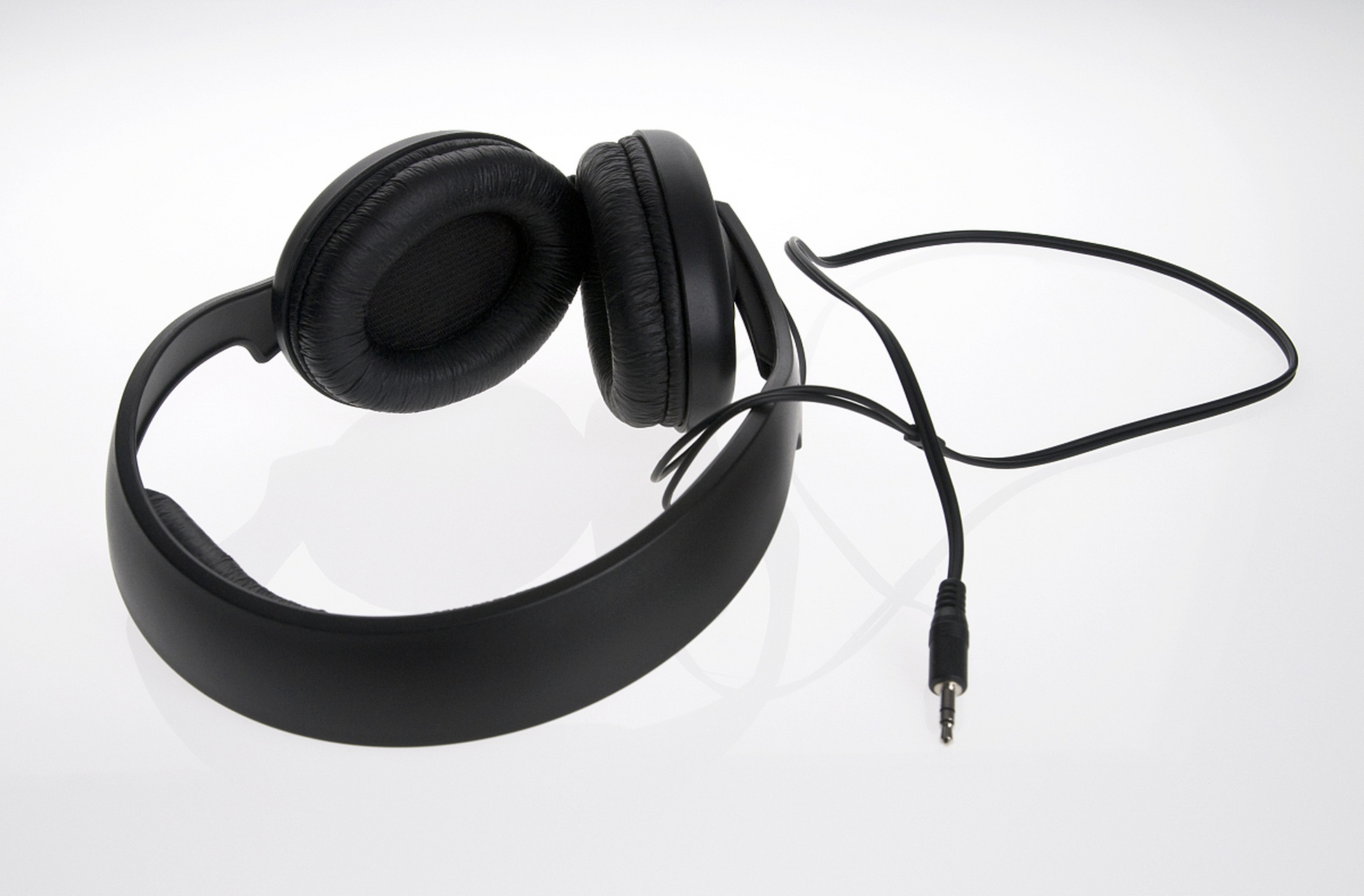 华为挂脖耳机通过以下步骤配对蓝牙:首先确保耳机充满电并处于开机