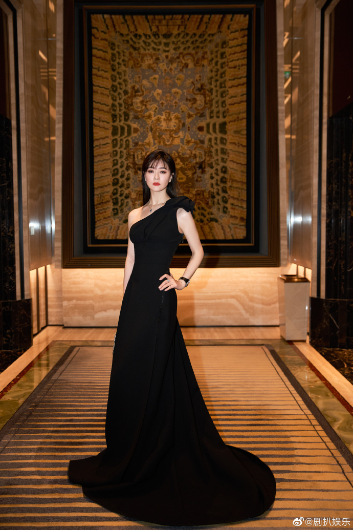 每日打卡# #田海蓉巴黎高定时装周#著名演员作为巴黎高定时装周刀多