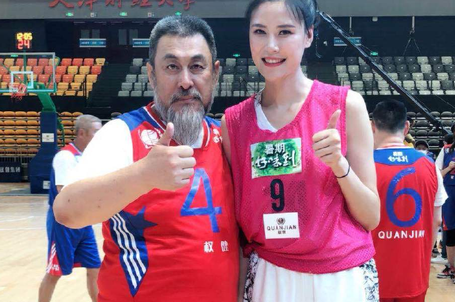 195篮球女神许诺,32岁冻龄如少女,择偶标准190以上必须强壮