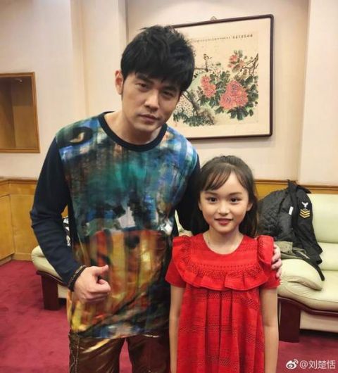 刘楚恬春晚后台与周杰伦合影 笑容甜美可爱