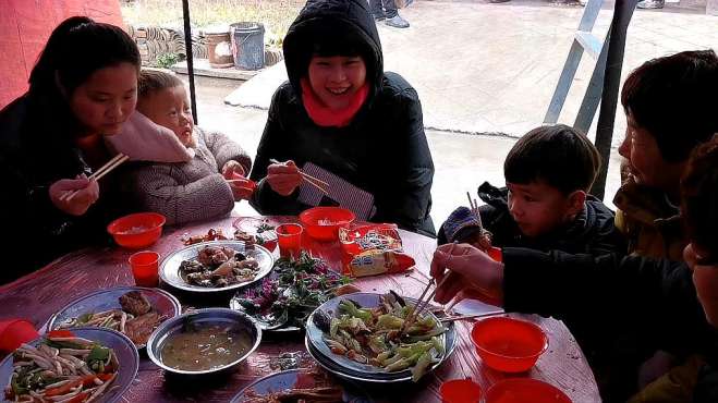 [图]实拍河南农村吃喜面场景，每桌上的都是硬菜，比饭店实惠多了