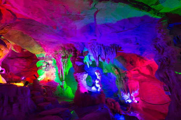 空中7d玻璃桥,锦绣宫溶洞……初秋的济南青铜山美景如画