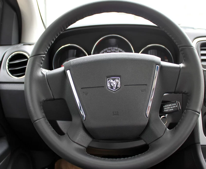 道奇-酷搏这款车的方向盘设计突出了,这个品牌的家族气质,使得这款车