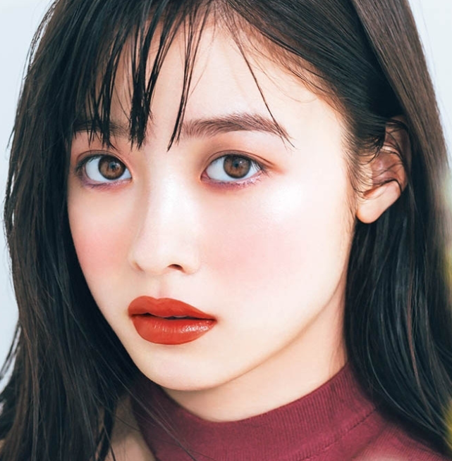太厉害了!桥本环奈成熟风红唇风靡日本,口红还能调节女人年龄?