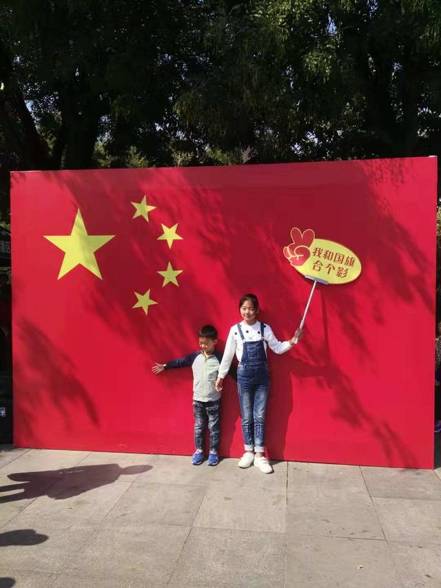 献礼国庆|与国旗合影 为祖国妈妈祝福