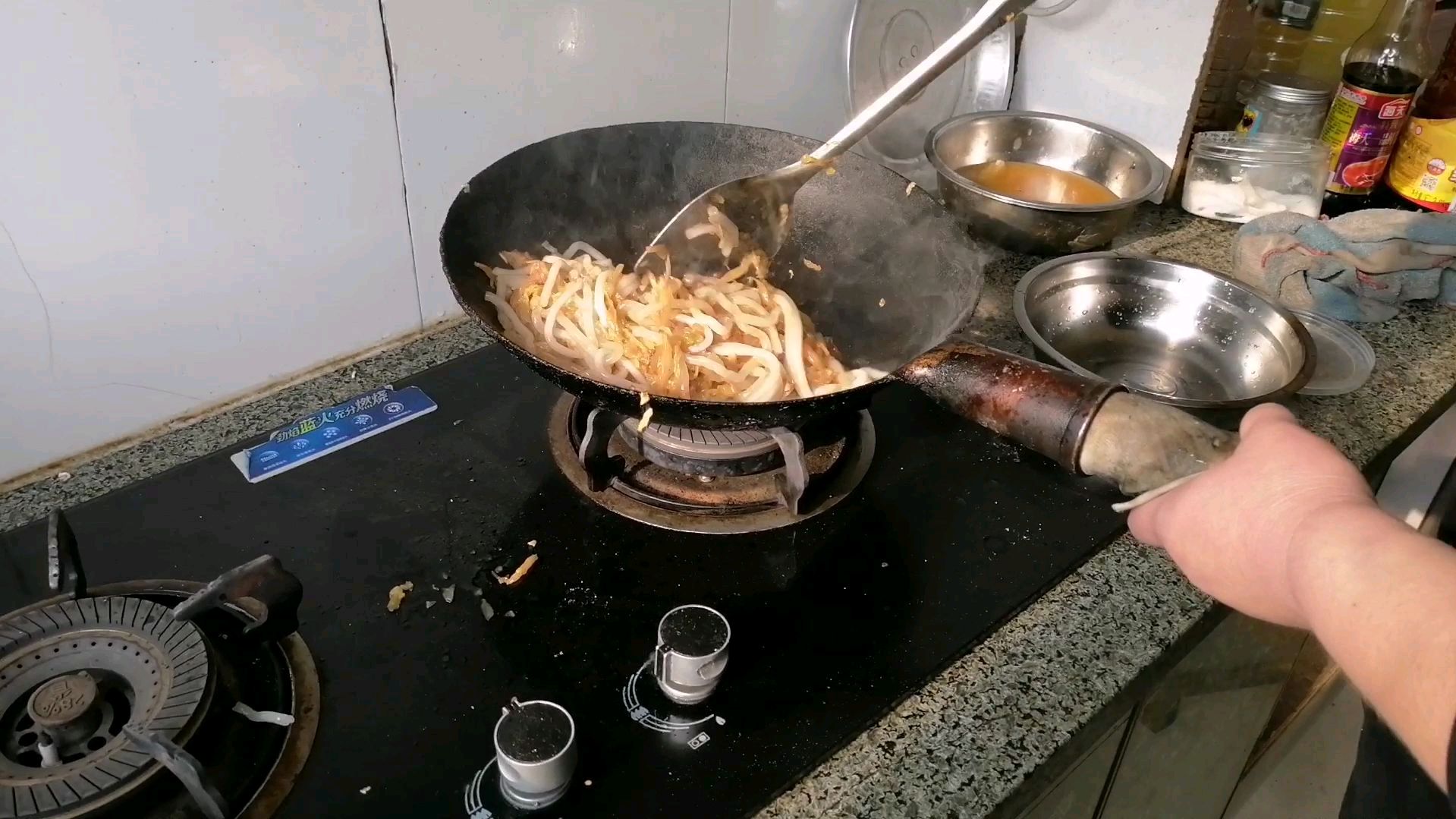 媳妇做了一道家常菜,酸菜炒土豆粉,特别好吃