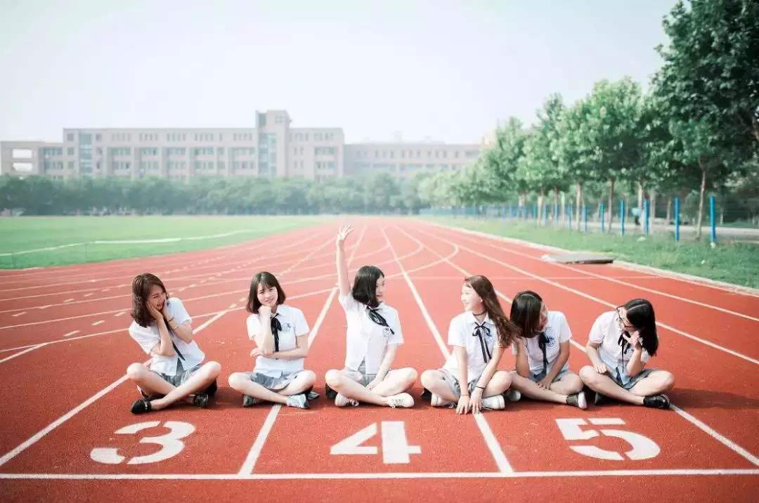 毕业季合影这样拍真有创意,9个集体照队形,场景好找,效果好
