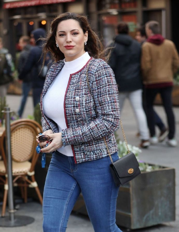 大码超模凯莉·布鲁克(kelly brook)出现在全球广播工作室