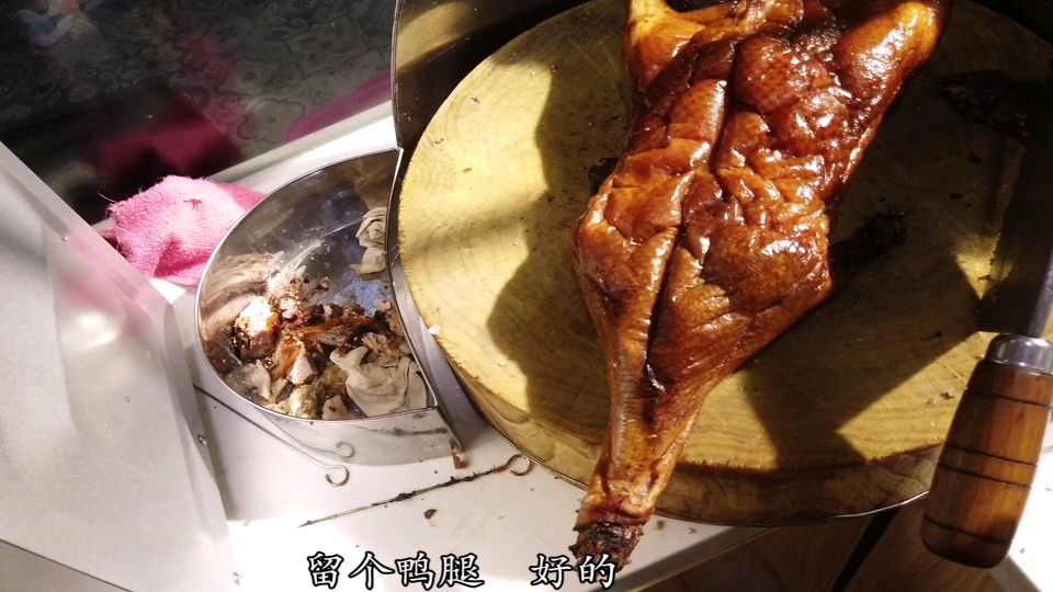 来了位会吃的阿姨,点名要称半边脆皮烧鸭打包,看看值多少元