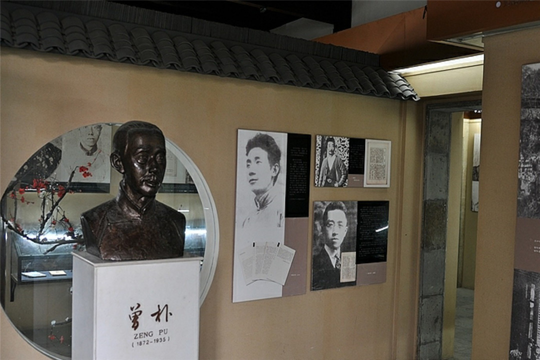 晚清小说家曾朴守着自己的书屋,鲁迅评价结构工巧,文采斐然