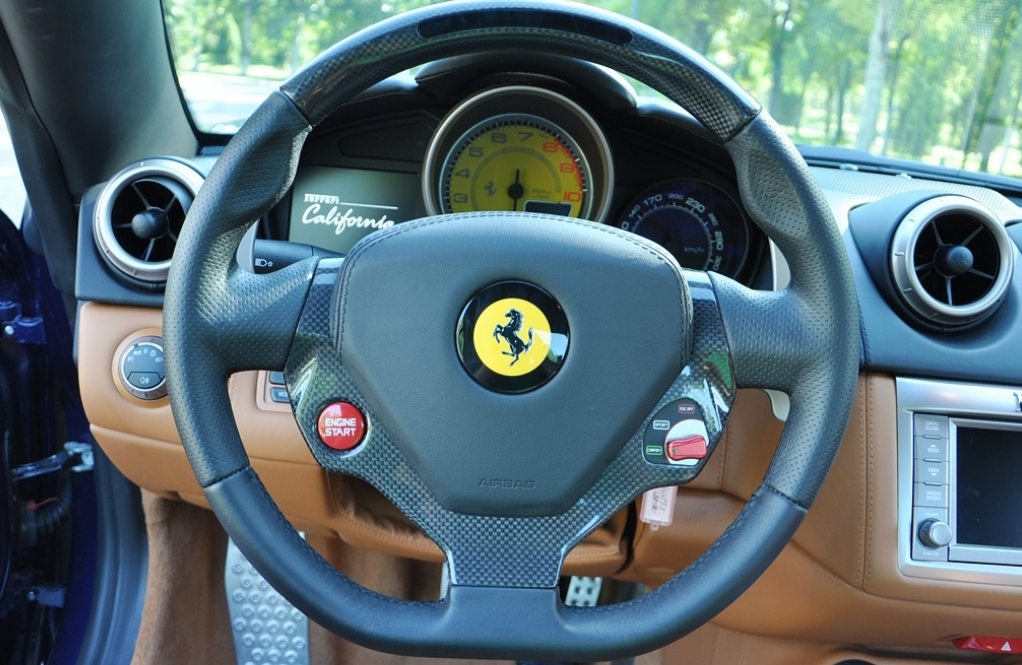 风驰电掣的法拉利-california t,让你体验一次一定爱不释手!