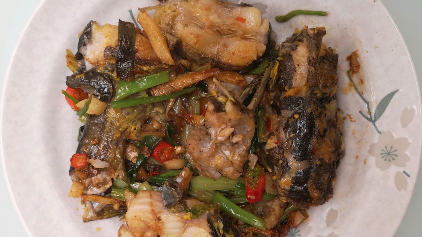少油少盐、红烧秘制黄骨鱼。炒得健康、好吃,才能吃得健康!