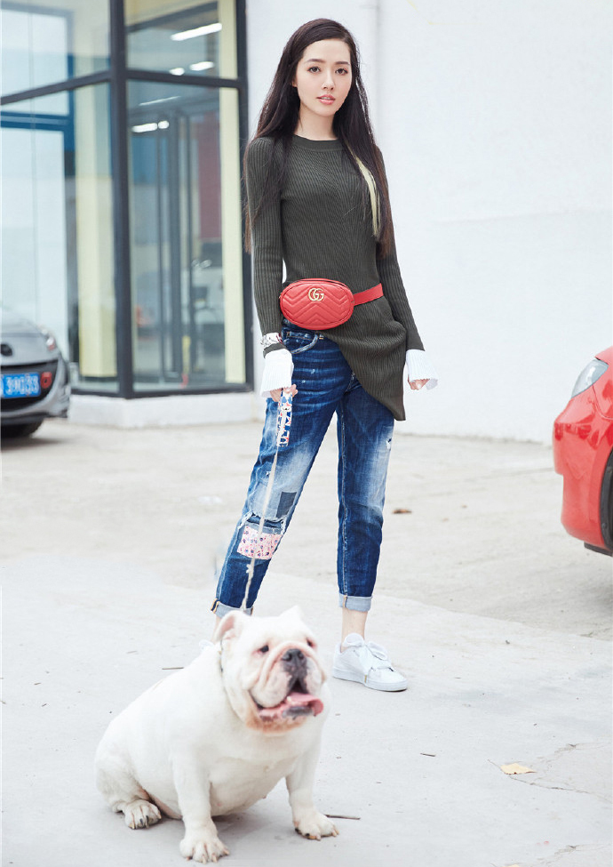 35岁郭碧婷宛若少女,黄色开叉卫衣搭配阔腿牛仔裤,青春又减龄
