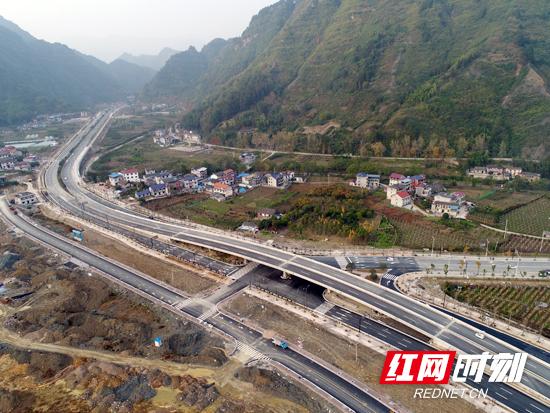 张家界:俯瞰武陵山大道 别有一番意境