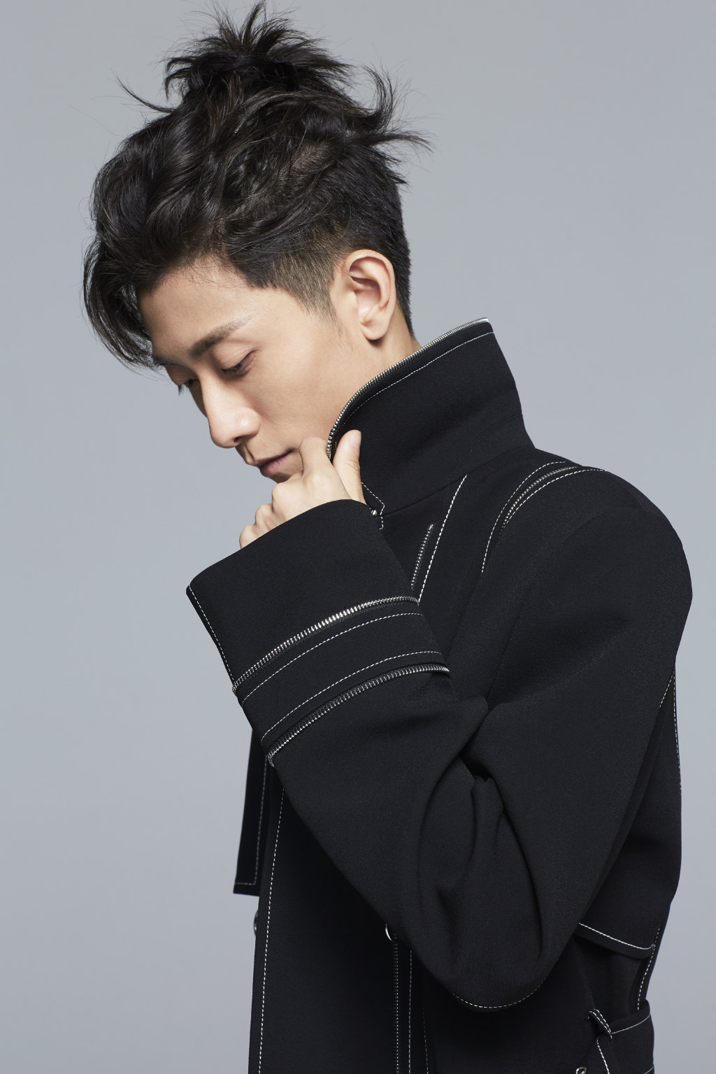 张一山真会穿,宽松毛衣加牛仔裤青春又时尚,帅回18岁