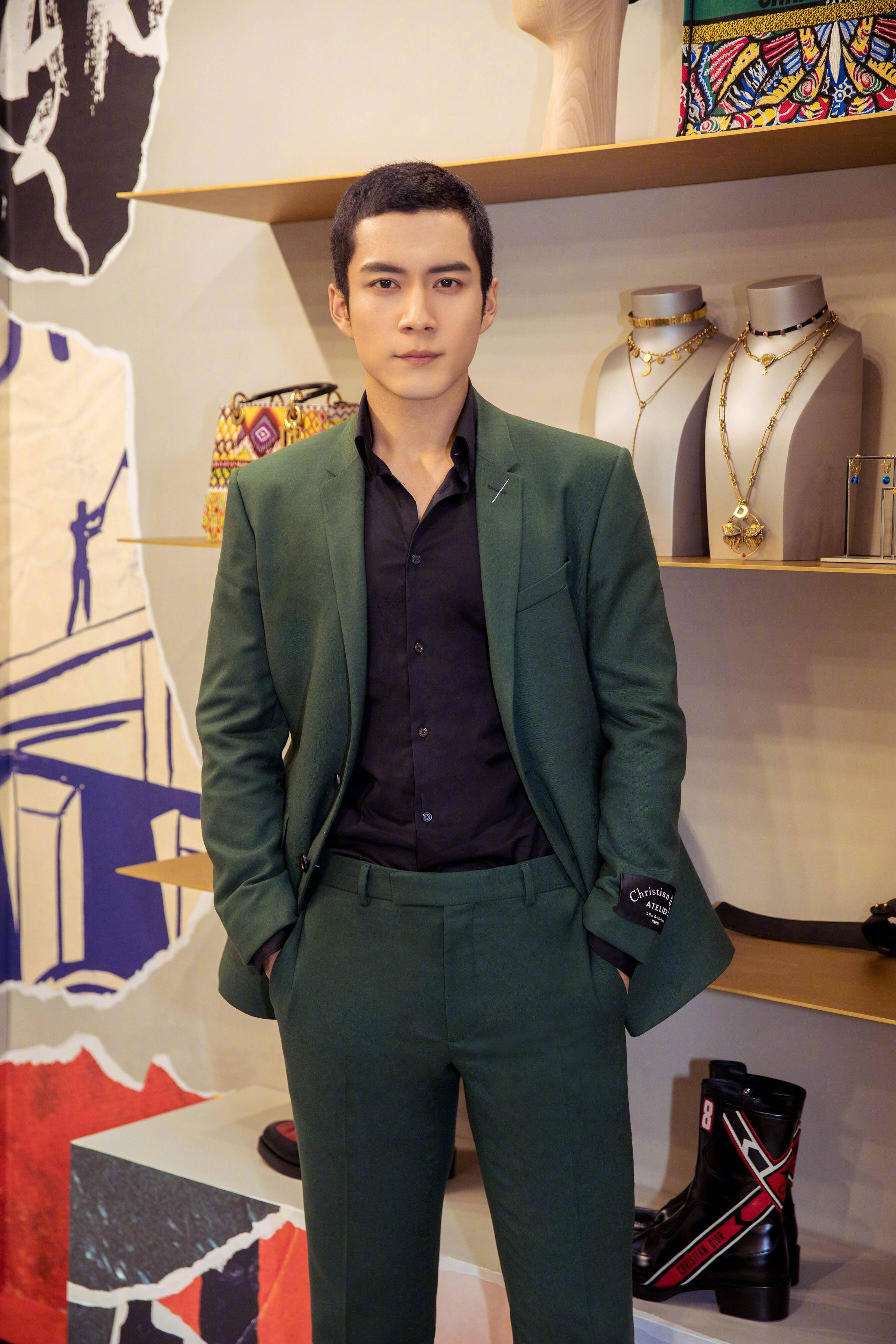 深夜放毒:韩东君小平头 绿色套装,笑起来简直就是雅痞本人了!