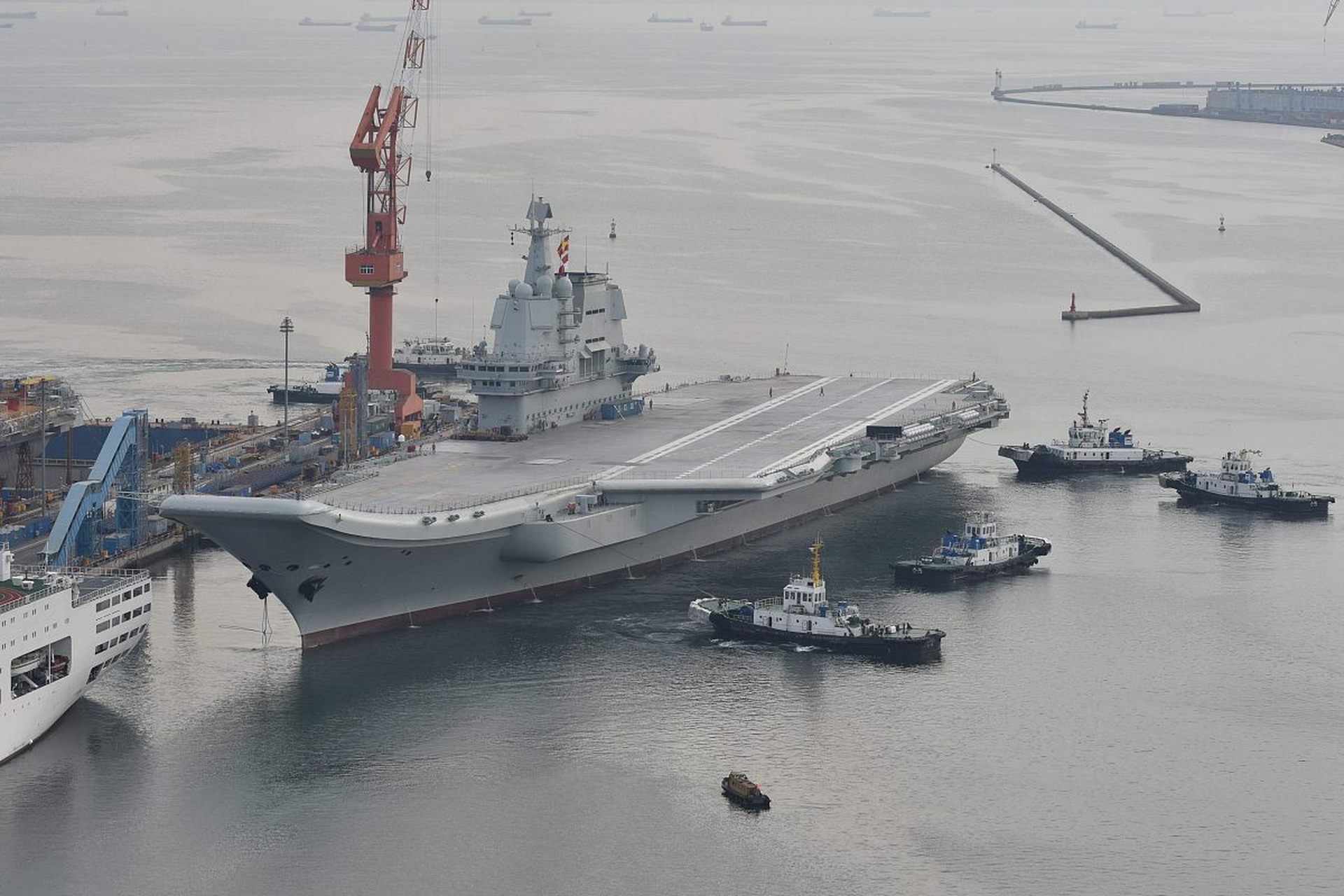 军事发烧友# 近日,江南造船厂公开发布了航母建设的想象图,并公开