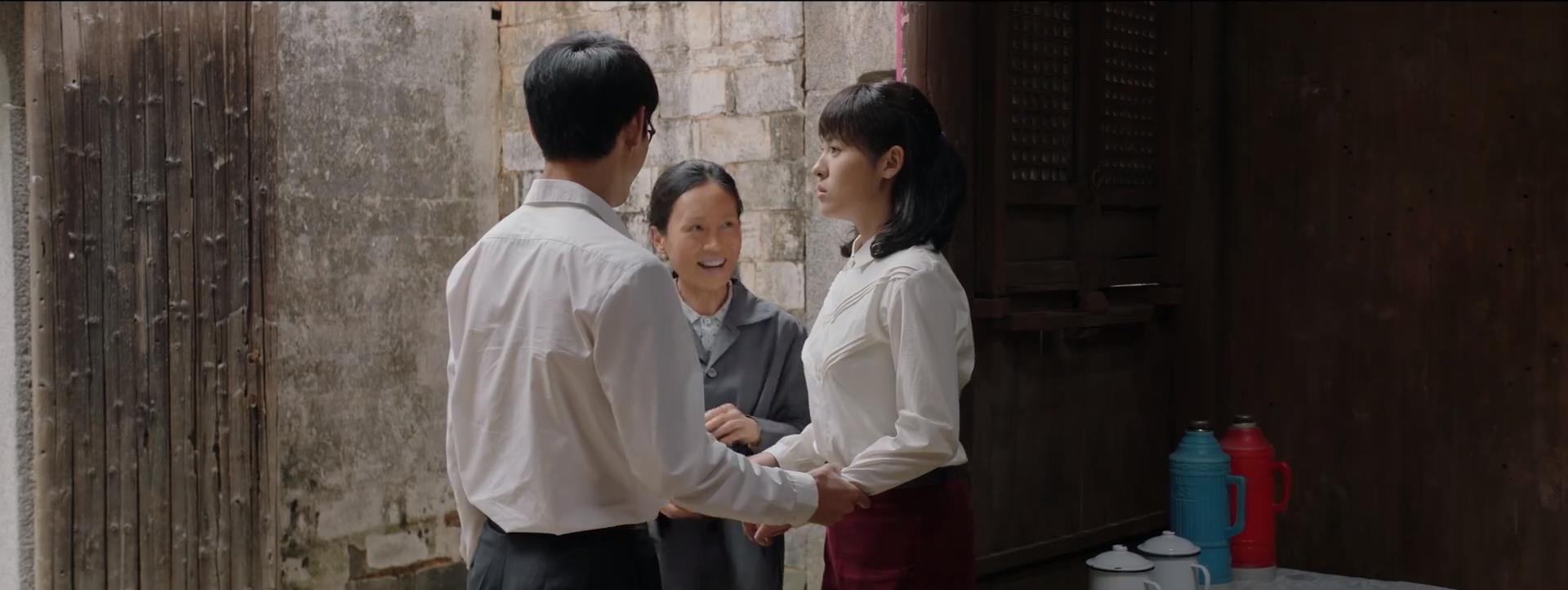 小辉带着女友去姐姐萍萍的坟前祭拜,莫名有些想哭啊,姐姐要还在该多好