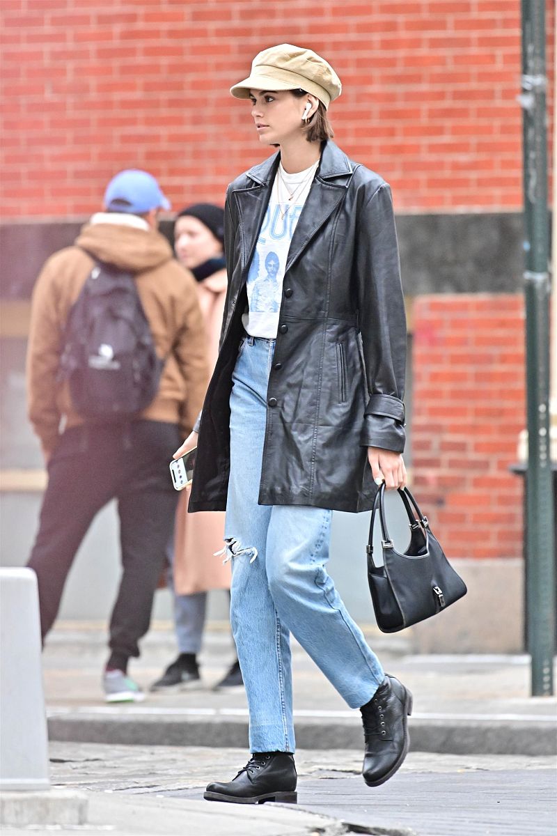 凯雅·杰柏街拍:皮风衣破洞牛仔裤灯芯绒报童帽 帅气酷范儿