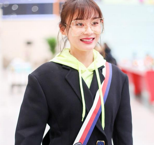 袁姗姗现身机场 齐刘海十分呆萌可爱 网友:小姐姐越来越萌了