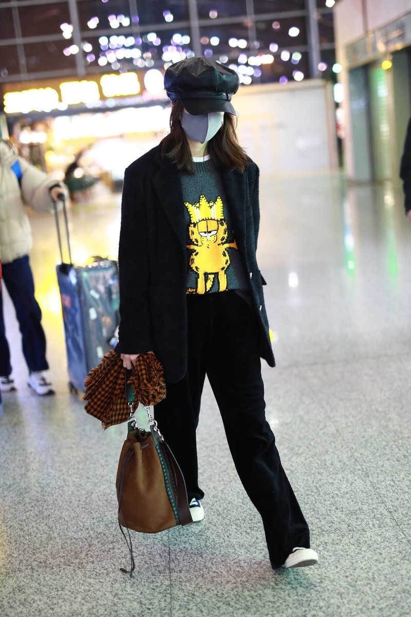 郁可唯走机场,短大衣配印花毛衣减龄可爱,阔腿裤秀长腿身材太瘦