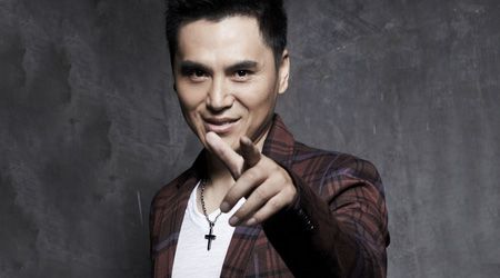 还记得"百变神偷"何坚吗?机智幽默活泼可爱,今搭档吴京走红