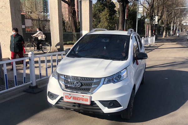 长治:司机无证驾驶无牌电动汽车上路被查