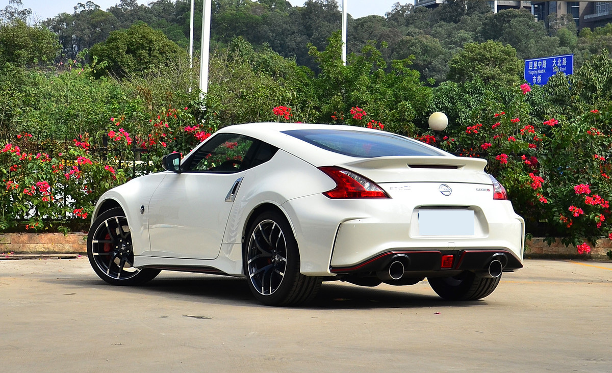 日产新款370z在外观上与现款车型并无明显区别,前脸融入led日间行车灯