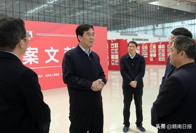 李炳军参观新中国工业档案文献展