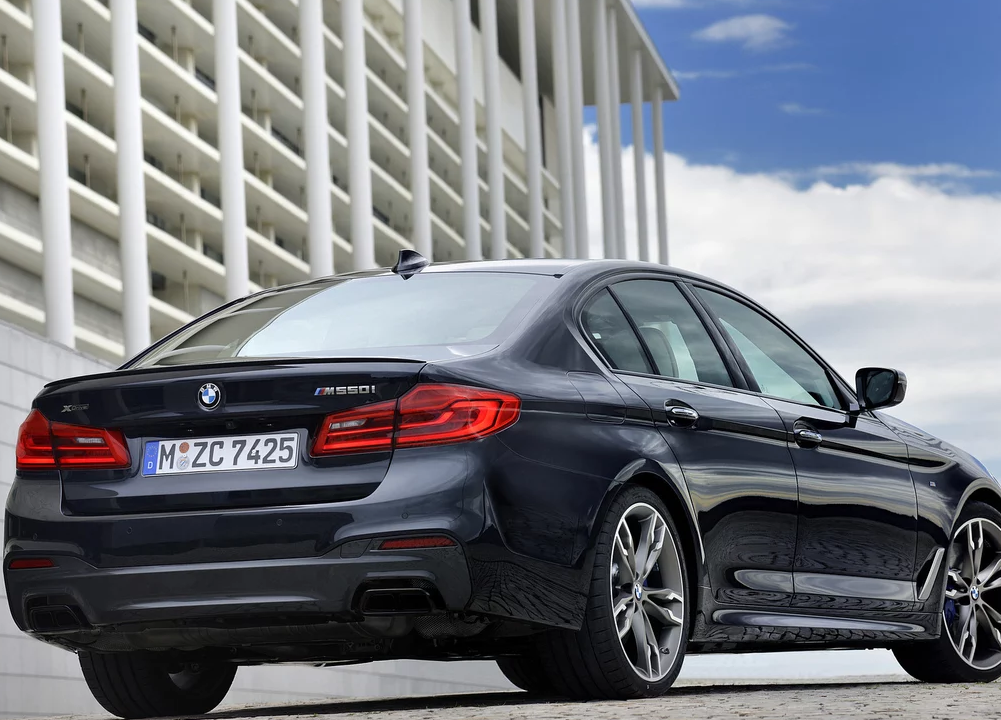 为大家品鉴一款宝马5系m550i xdrive