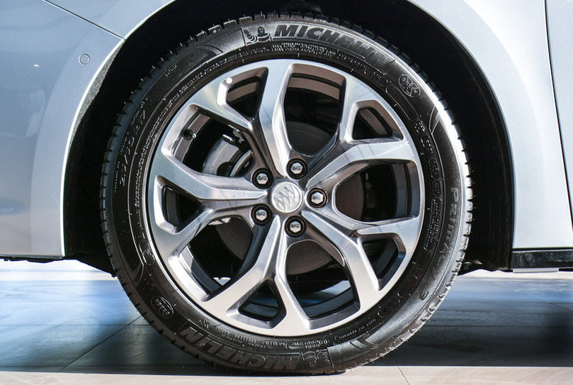 这款车的轮胎的辨识度很高,视觉冲击力极强,轮胎的设计造型也很有格调