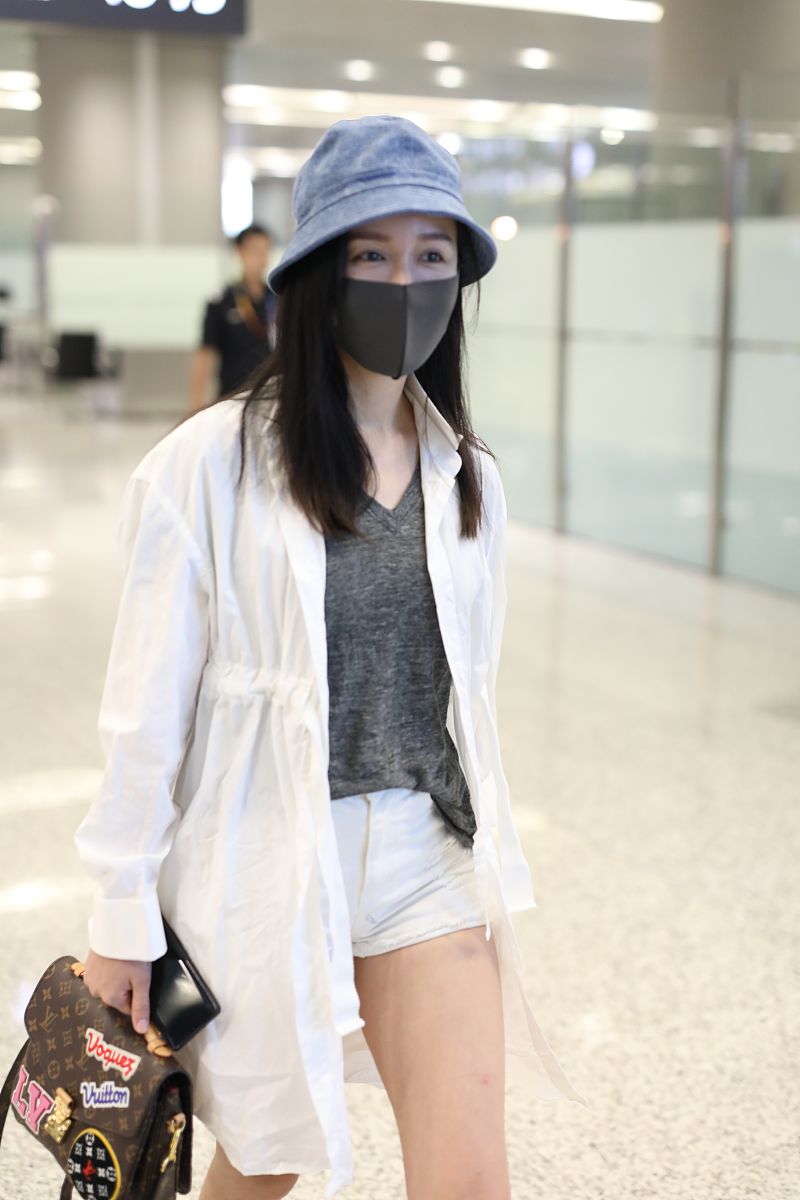 娄艺潇街拍:白衬衣搭配热裤xvessel球鞋 lv邮差包潇洒随性