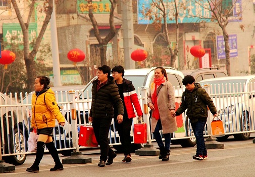 过年走亲戚,主人说的5句客套话,如果你当真了,会被说成缺心眼