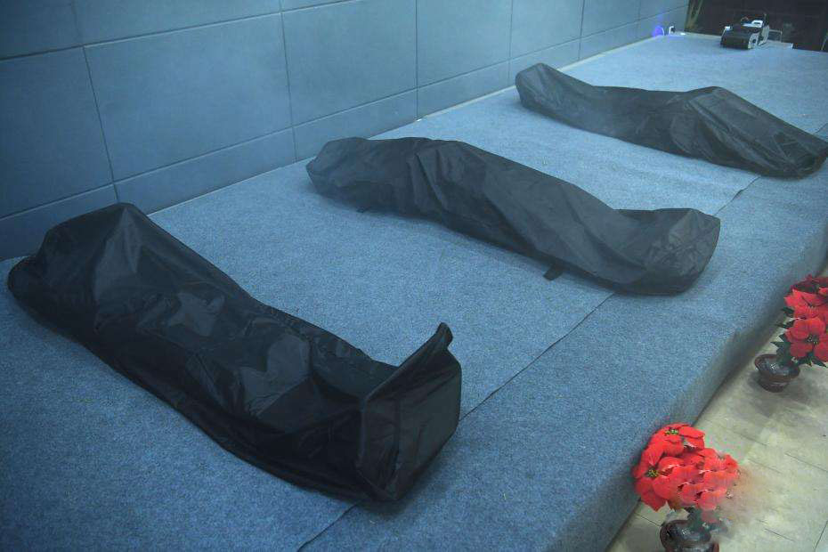 躺裹尸袋体验死亡,活着最重要