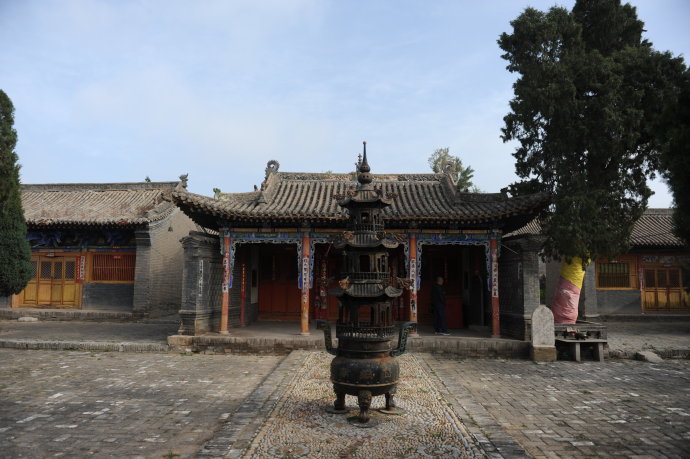 黄土高原的山沟里藏了一座千年古庙